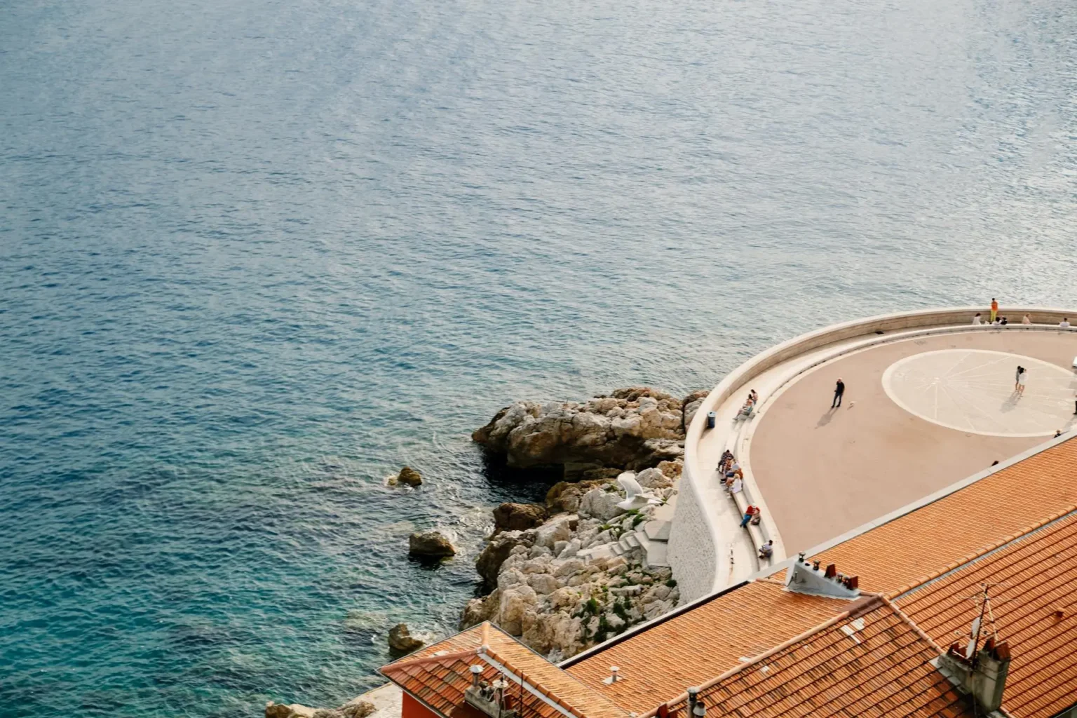 Vue sur la mer depuis la Colline du Château à Nice, un spot photo idéal pour des images panoramiques