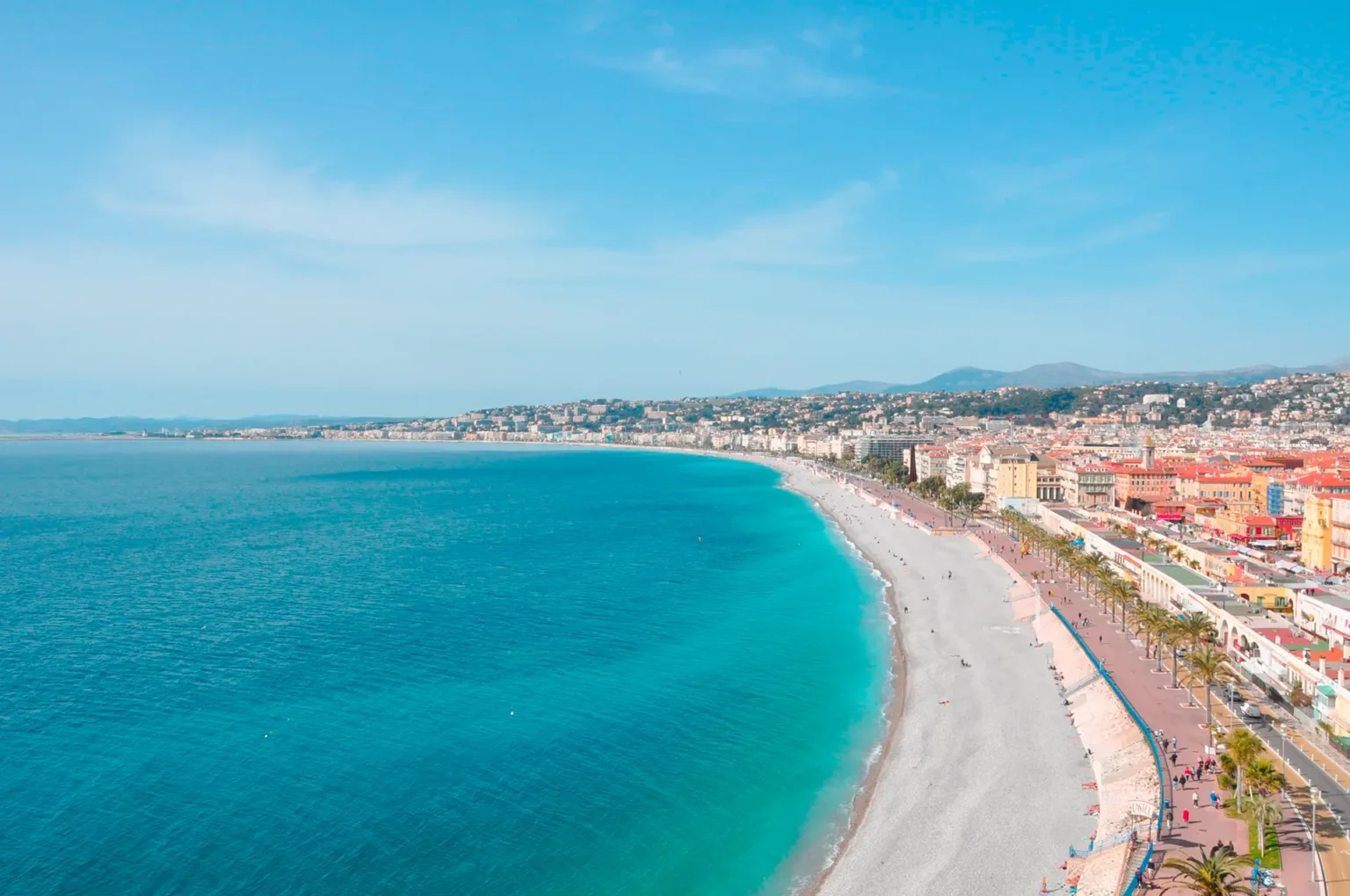 Vue panoramique sur la Baie des Anges à Nice, un lieu idéal pour un shooting photo en extérieur