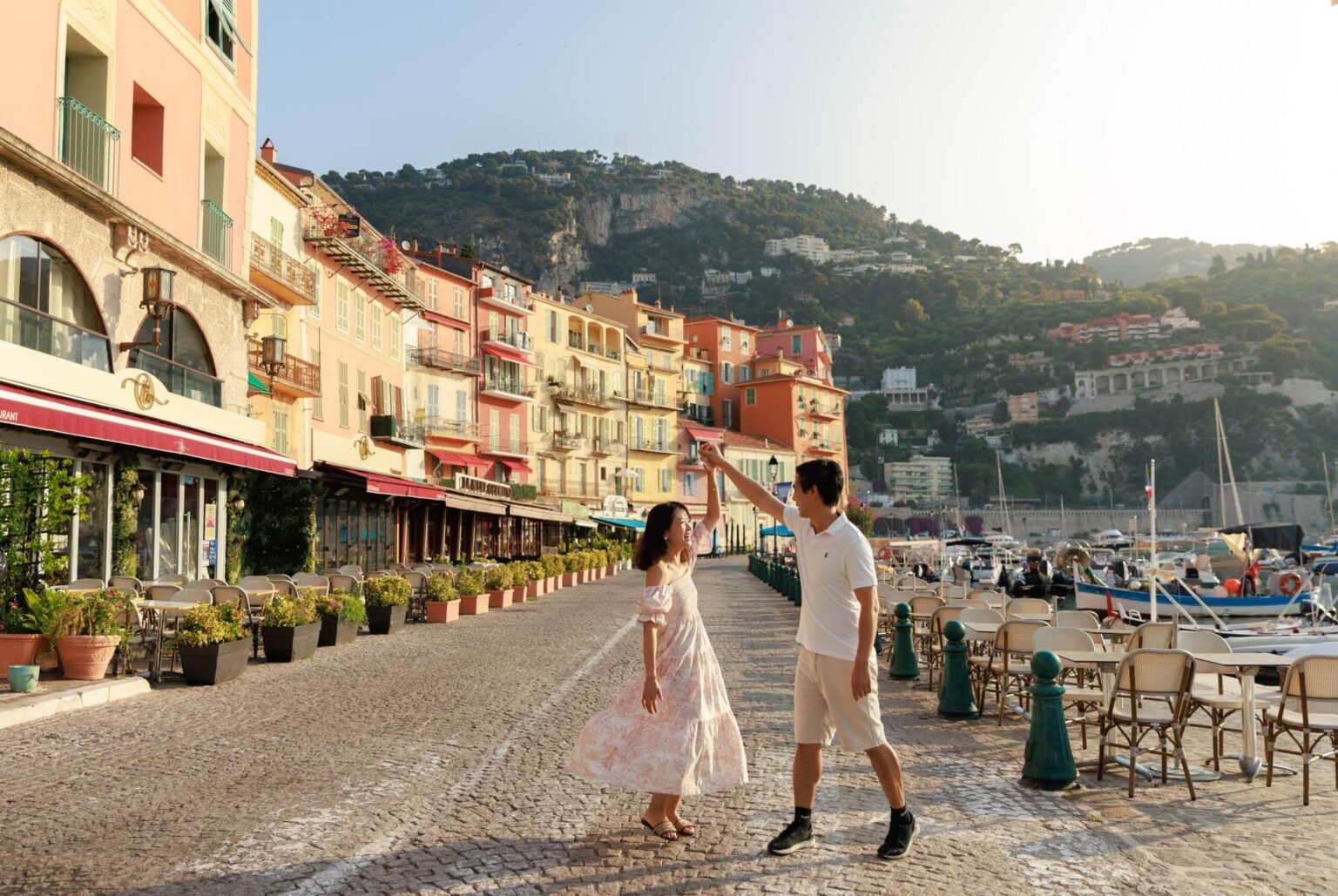 Couple photographié à Villefranche-sur-Mer pendant une séance photo sur la Côte d’Azur.
