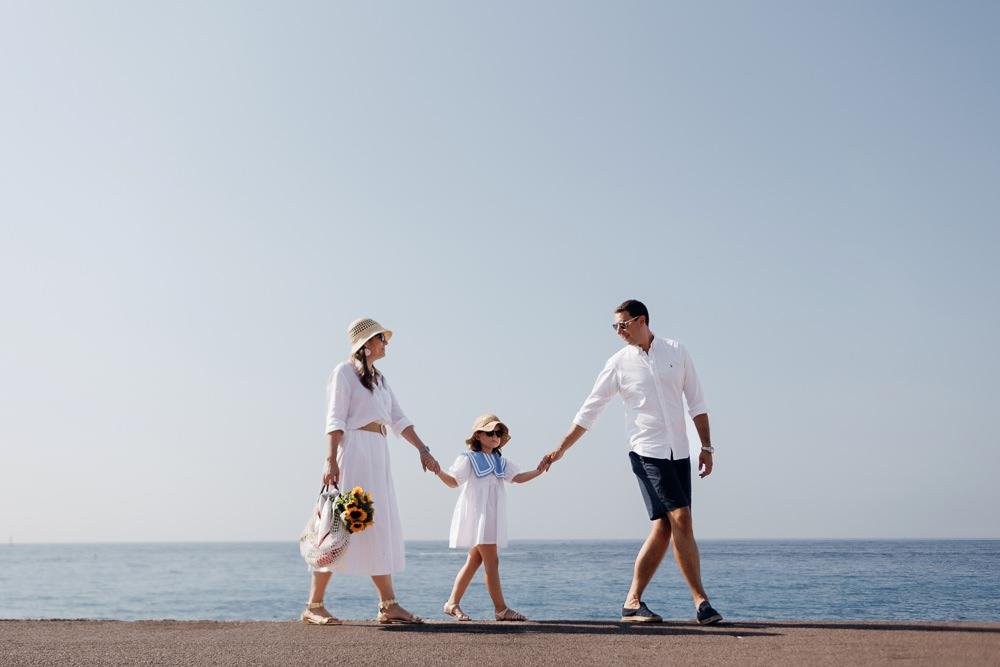 Séance photo en famille pendant les vacances sur la Côte d’Azur avec la Méditerranée en arrière-plan