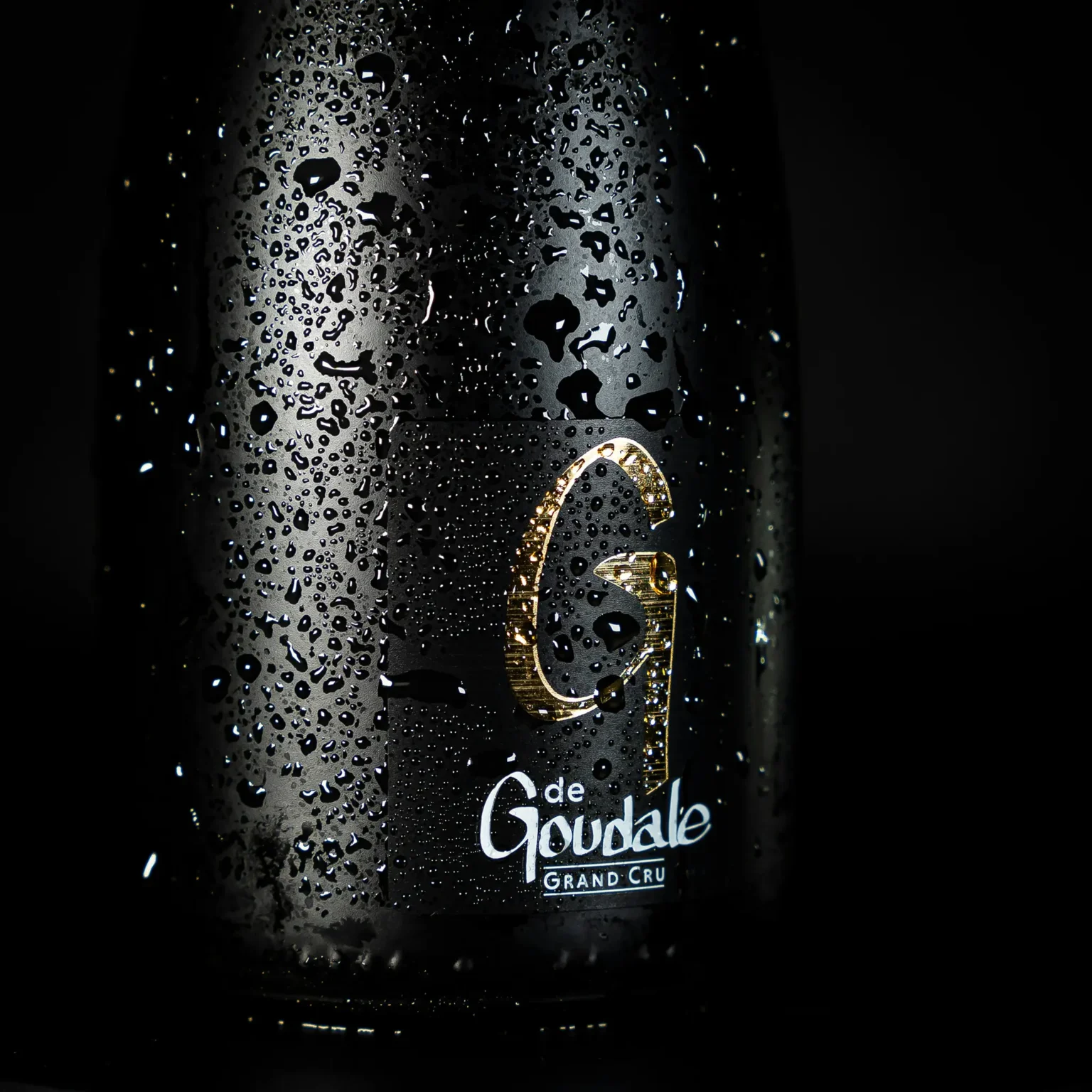Bouteille de champagne préparée pour un shooting photo e-commerce