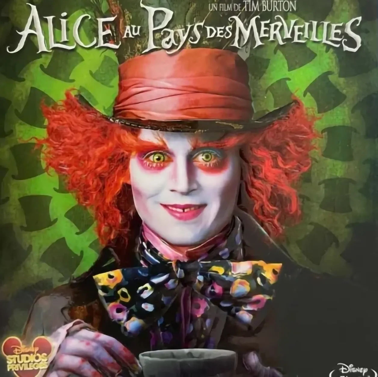 Affiche du film Alice au Pays des Merveilles avec un personnage au chapeau, sur fond vert.