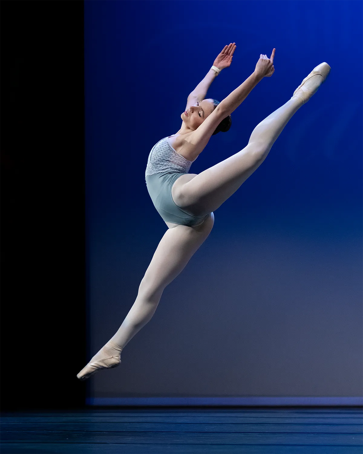 Danseuse classique en saut lors d’un concours de danse sur la Côte d’Azur