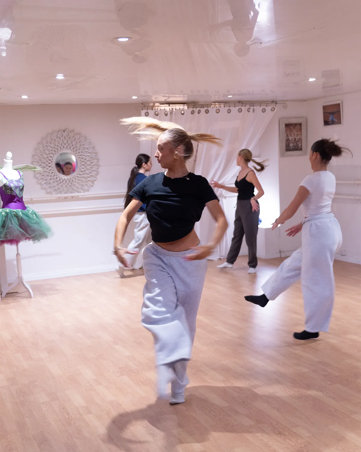 Élèves pendant un cours dans une école de danse sur la Côte d’Azur