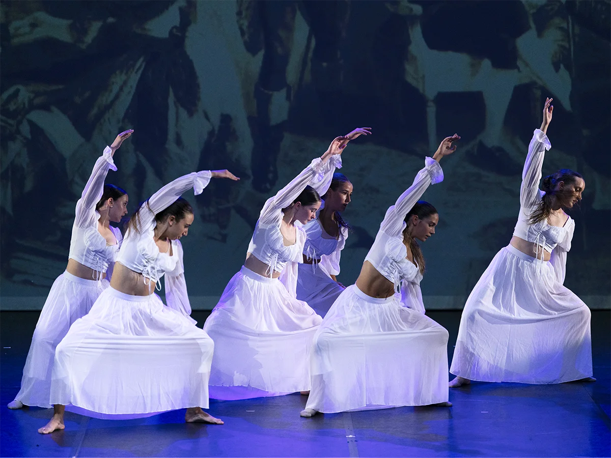 Cinq danseuses en costumes blancs interprètent une chorégraphie lors du spectacle Master Class Danse 2025.