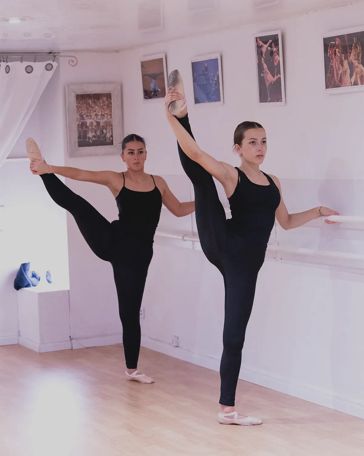 Danseuses pendant un cours dans une école de danse à Villeneuve-Loubet