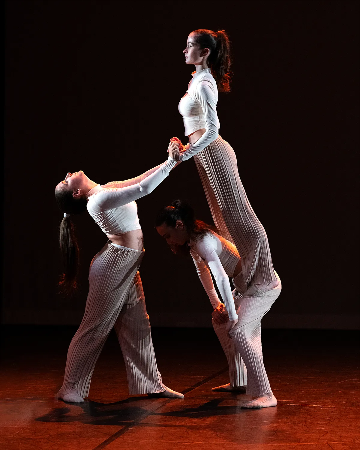Danseuses sur scène lors d’un spectacle de danse sur la Côte d’Azur