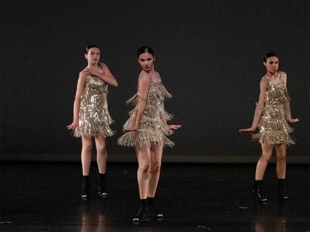 Trio de danseuses – Moulin Rouge 2026 – Studio Pirouette