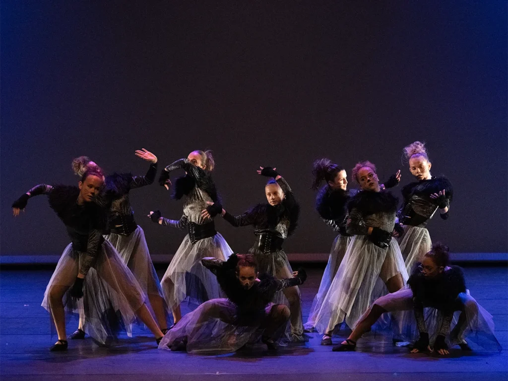 Groupe de danseuses interprétant les hyènes sur scène pendant le spectacle Le Roi Lion 2025 du Studio Pirouette.