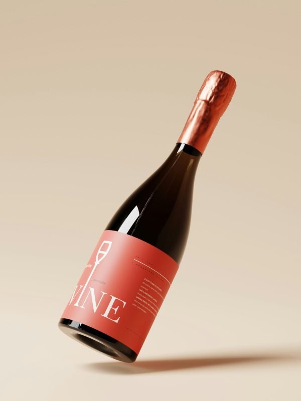 Packshot bouteille de vin en suspension, étiquette rouge sur fond beige, lumière studio, rendu premium — photographe packshot produit Villeneuve-Loubet